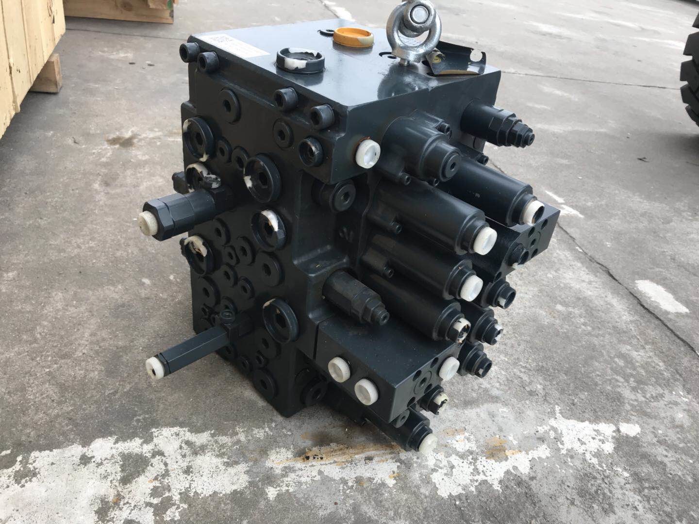 Crawler R1400W-7 Excavator Control Valve 31N4-15110 Hydraulic Parts For Hyundai