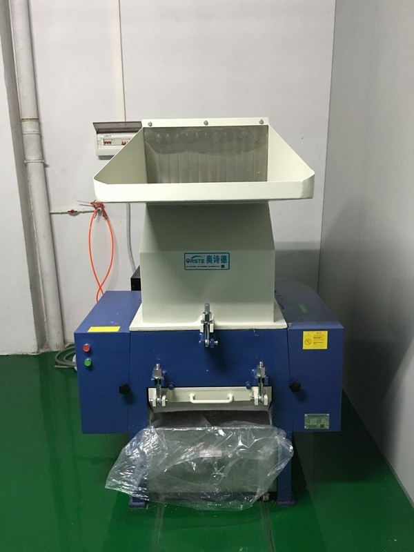 Central Fast-speed Gray Granulating Machine / Shredder / Granulator SKD-11 OG-30FS for large plastic defect Cuttings