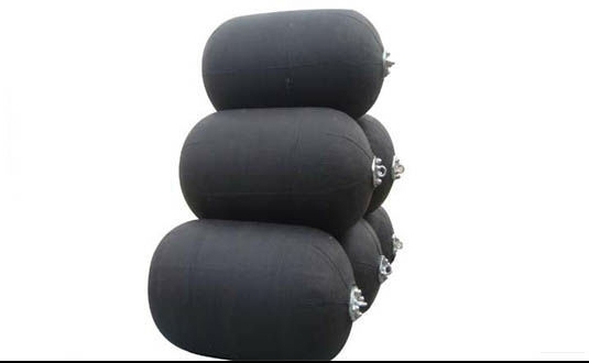 Very low reaction and hull pressure floating pneumatic rubber fenders