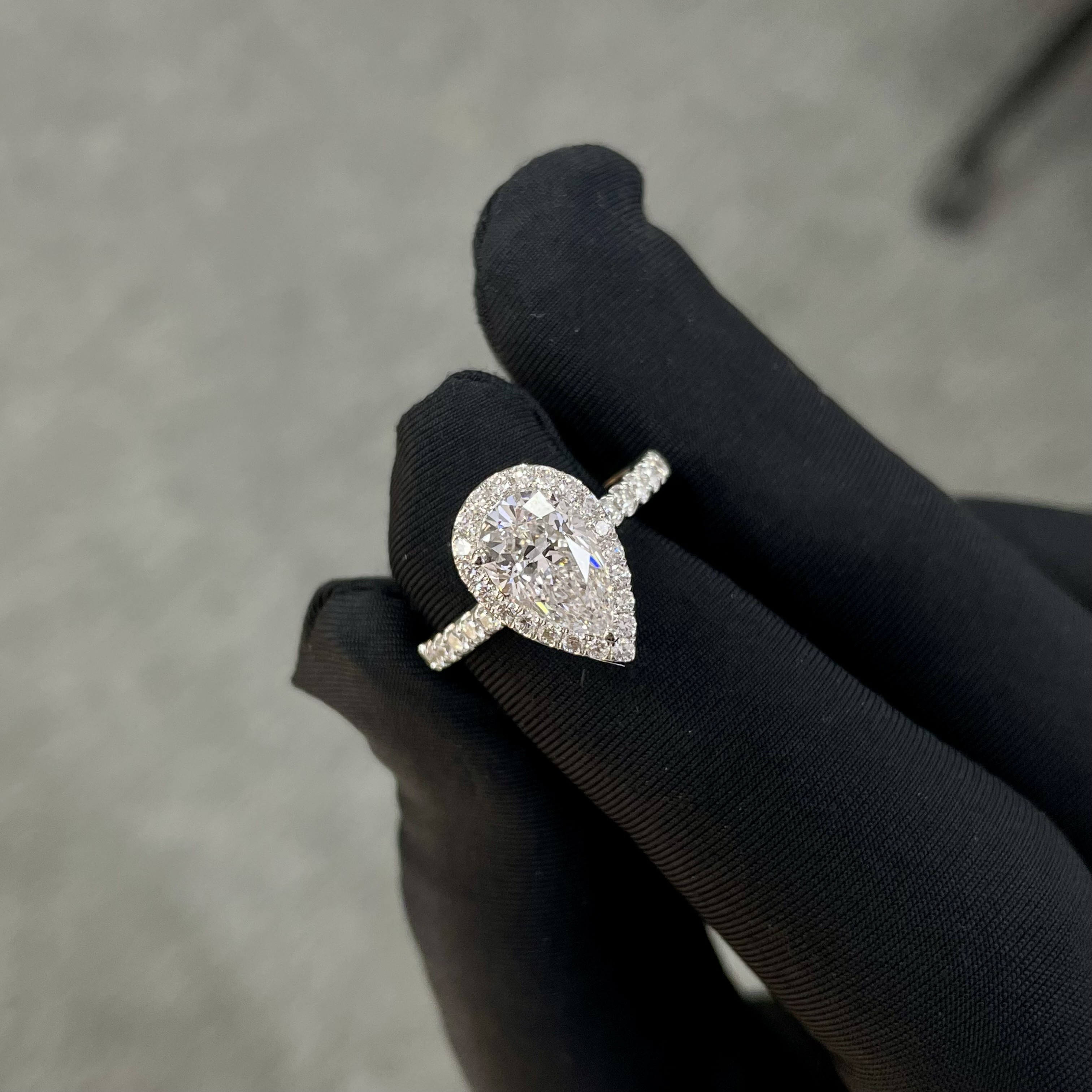 18k Cultured White Diamond Women's Ring 1.53ct E VS1 Pear Shape Full Diamond Bezel Set Style