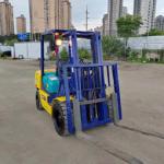 Komatsu 3Ton Used Diesel Forklifts 3m Lifting Height 2 Masts Stages Middle