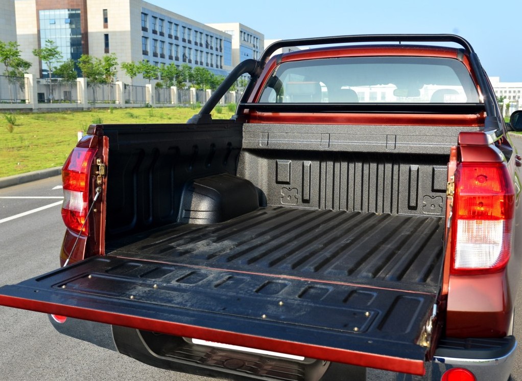 DONGFENG 5 Passenger Gasoline Engine Pickup Truck with Right Hand Drive