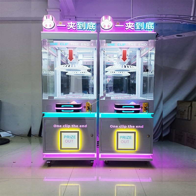 Customized US PLUG Design Attractive Clamp Vending Game Machine for Winning Prizes