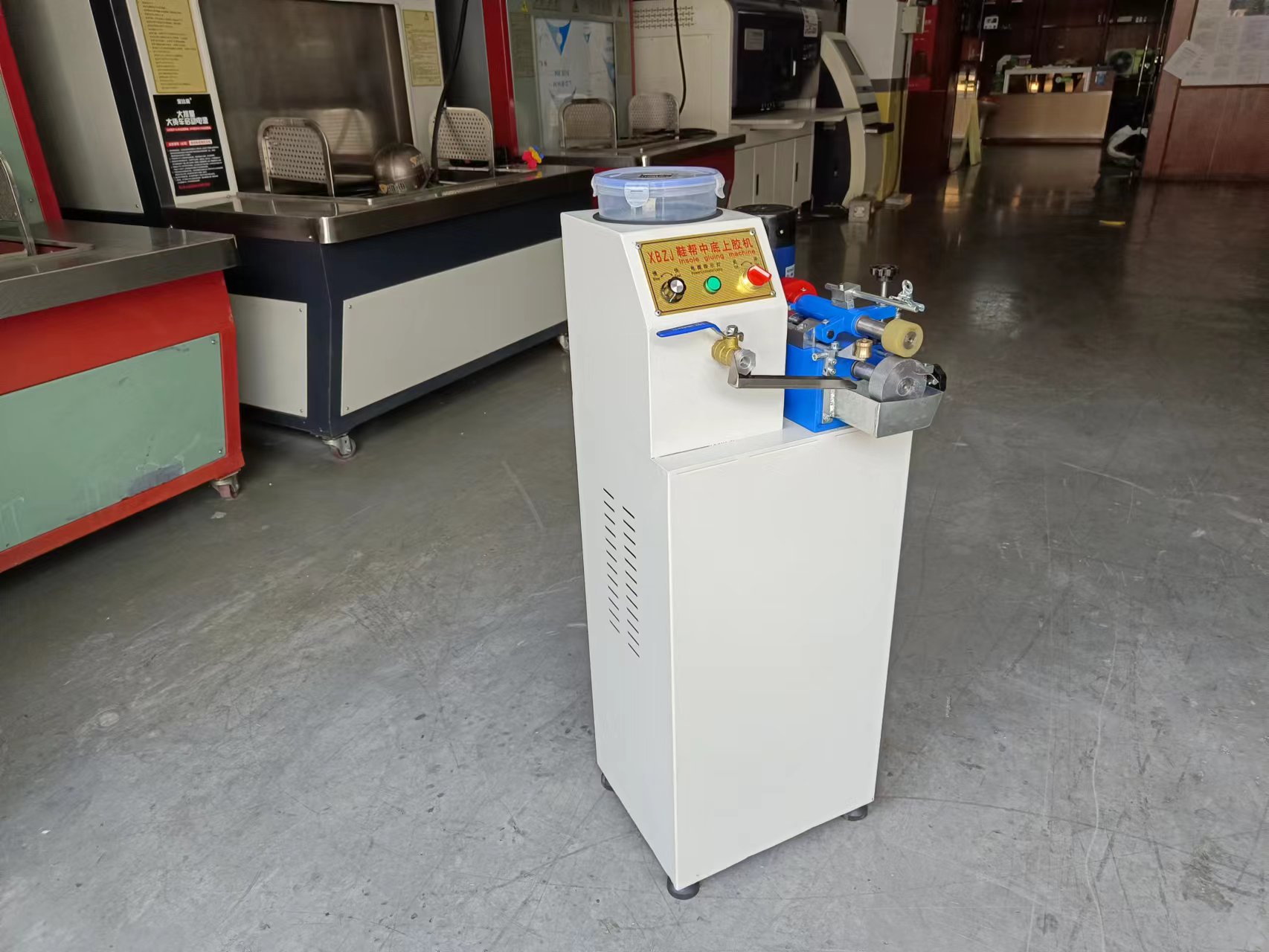 Adjustable Speed Shoe Sole Pasting Machine Time Saving For White Latex