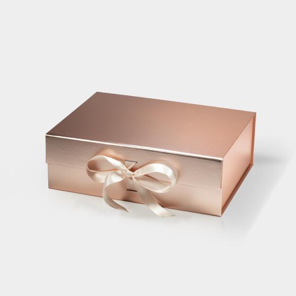 Buy cheap Custom Luxury Paper Packaging Box Magnet Foldable Magnetic Gift Box Middle from wholesalers