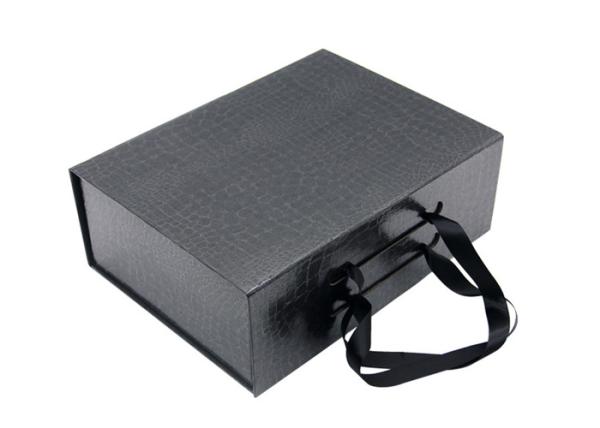 Buy cheap Pantone Color Clamshell Magnetic 300gsm Foldable Paper Box from wholesalers