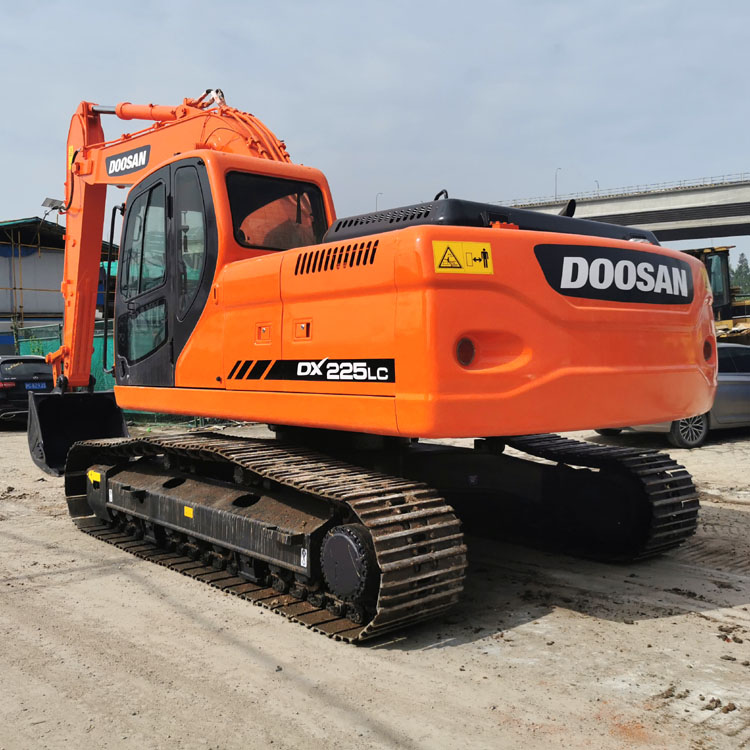 2017 Doosan DX225 22 Ton Medium Excavator with 2600 Working Hours Made in South Korea