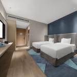 Fully Assembled Hotel Guest Room Furniture Packages Set Customized Shape