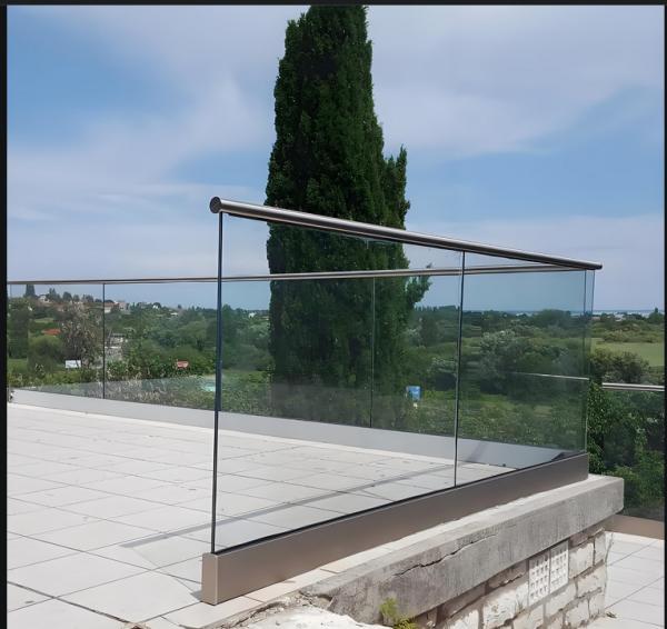 Coastal Toughened Glass Balcony Railing Windproof Secure Custom Sizes Modern