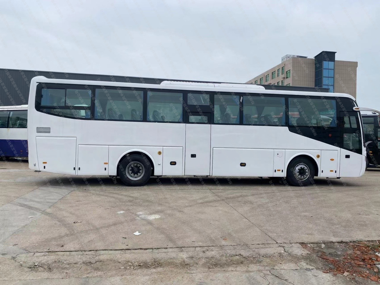Used Yu Tong Coach Bus Luxury Coaches with Manual Transmission Type Coaches