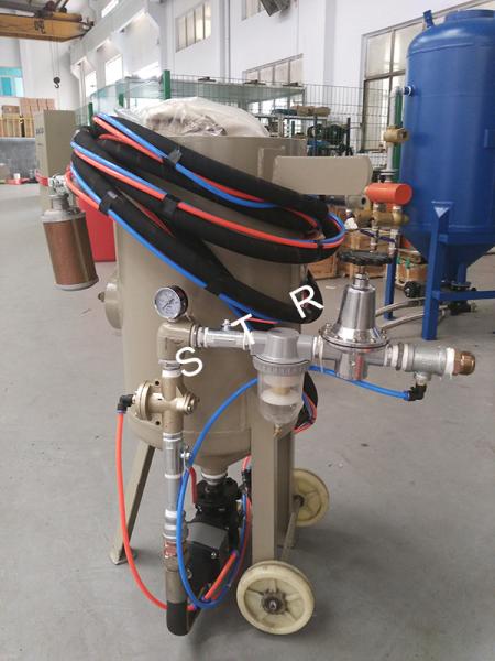 Buy cheap Dry Portable Sand Blasting Machine / Building Rust Portable Sand Blaster from wholesalers