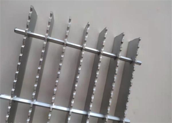 Buy cheap Walkways Metal T6061 Material Serrated Aluminum Grating Anti Slip Construction from wholesalers