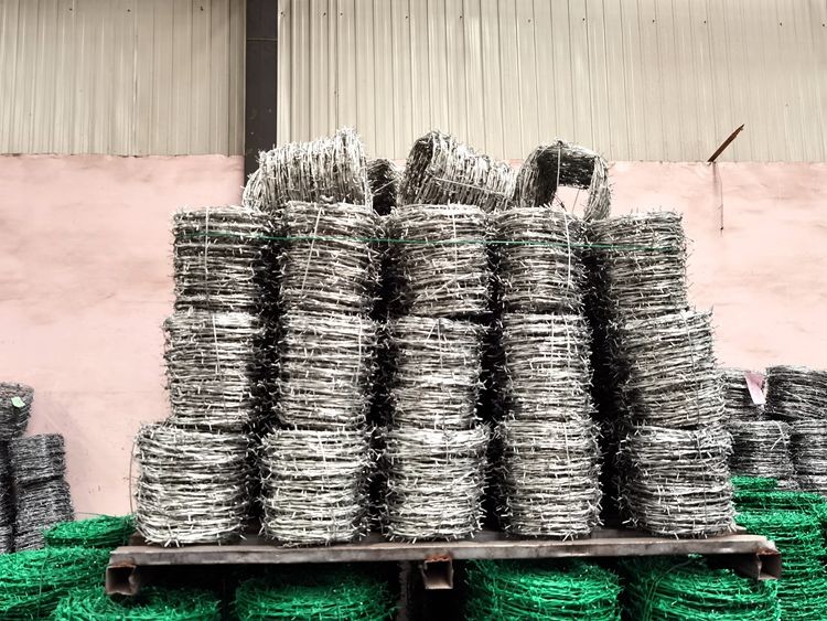 12X12 High Durability Reverse Twisted Barbed Wire 4 Point Barbed Wire Mesh