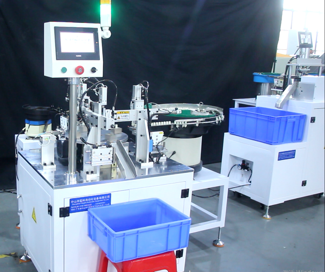 Plastic Seat And Nut Automatic Assembly Machine With Vibrating Bowl Feeding