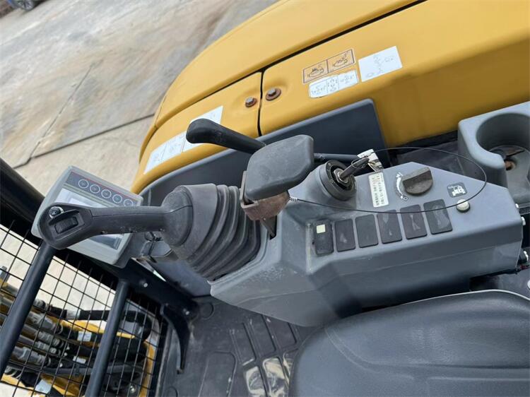 Original Hydraulic Pump Caterpillar Cat304 Mini Excavator Iron Track with Cab 2TON 3TON 3.5TON 4TON