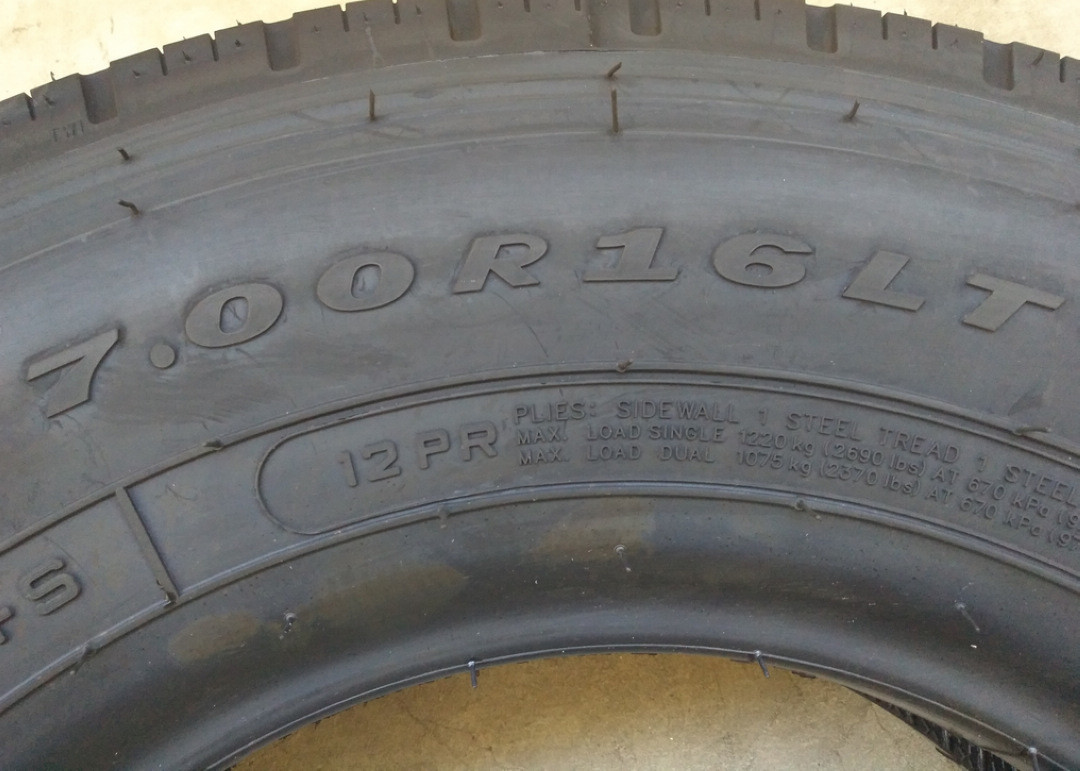 All Steel Radial Ply Travel Coach Tires 7.00R16LT Premium Natural Rubber Materials