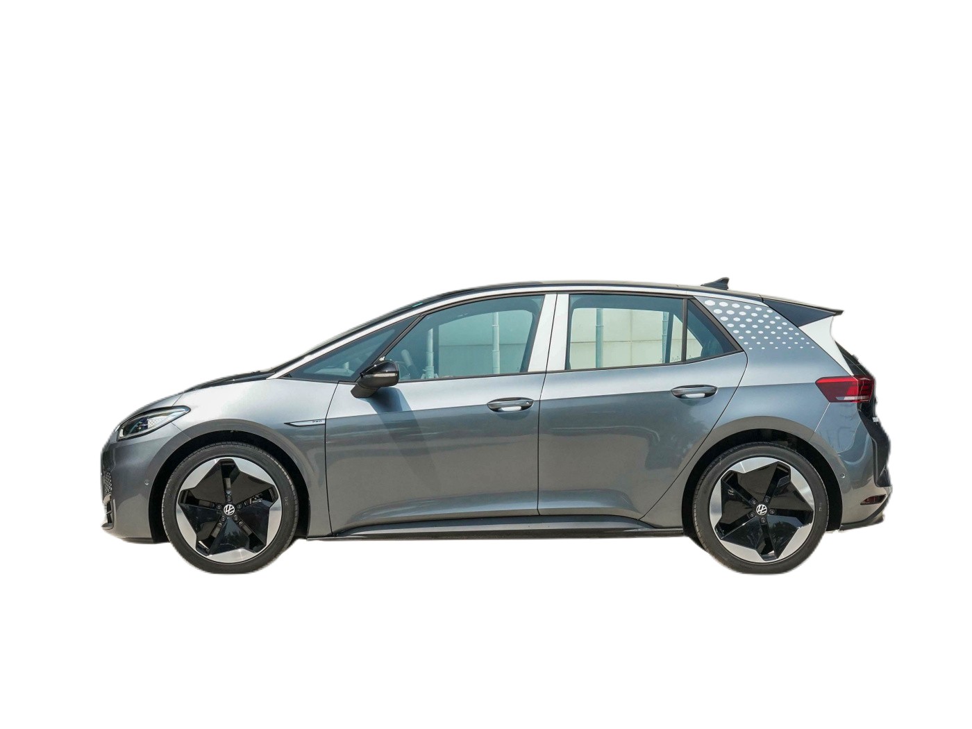 Volks-wagen ID3 the cheapest in stock, has a endurance of 450KW. White, blue and grey new/used cars are sold simultaneously