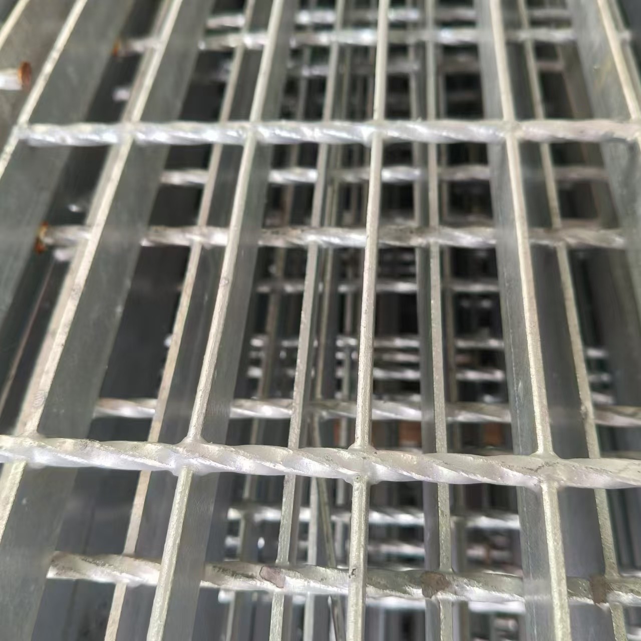 Chemical-Resistant Steel Grating: Suitable for Use in Aggressive Environments