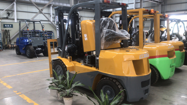 TCM Technology Diesel Forklift Truck 1220mm Fork Length With Hydraulic System