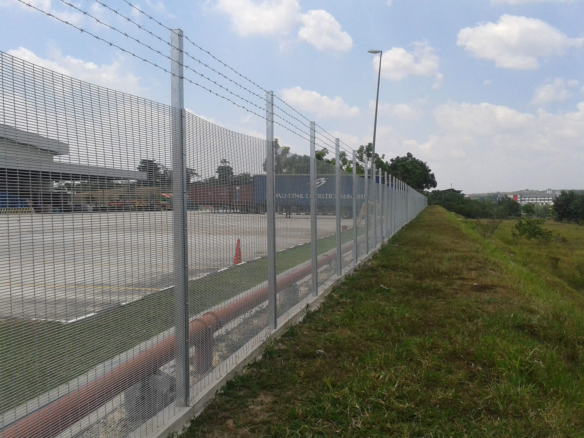 1.8*2.4m High Security Anti-climb 358 Fence Powder Coated Clear Vu Fence