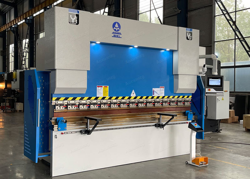 Delem DA53T Fully Computer Controlled Hydraulic Press Brake 220t 3200mm Press Bending Machine Manufacturing