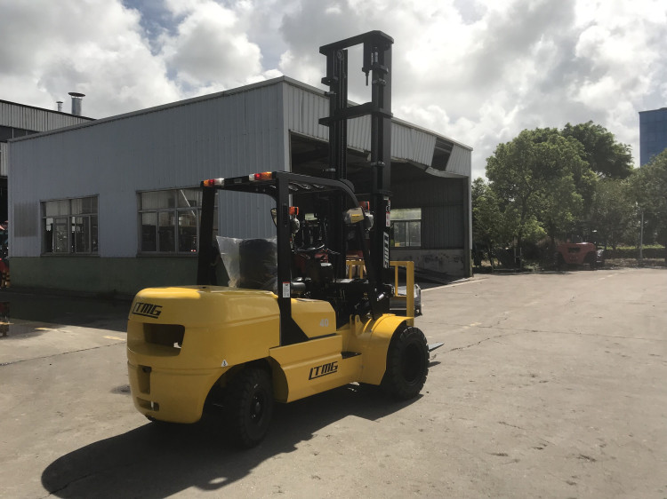 4 Tonne Four Wheel Drive Forklift , Double Mast Forklift With Fork Positoner