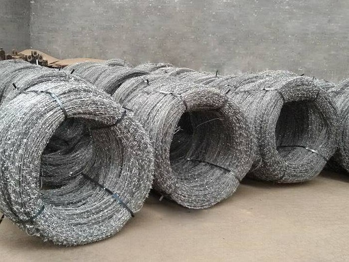 Hot Dipped Galvanized Steel Fencing barbed Wire Concertina Coil 500m Barbed Wire