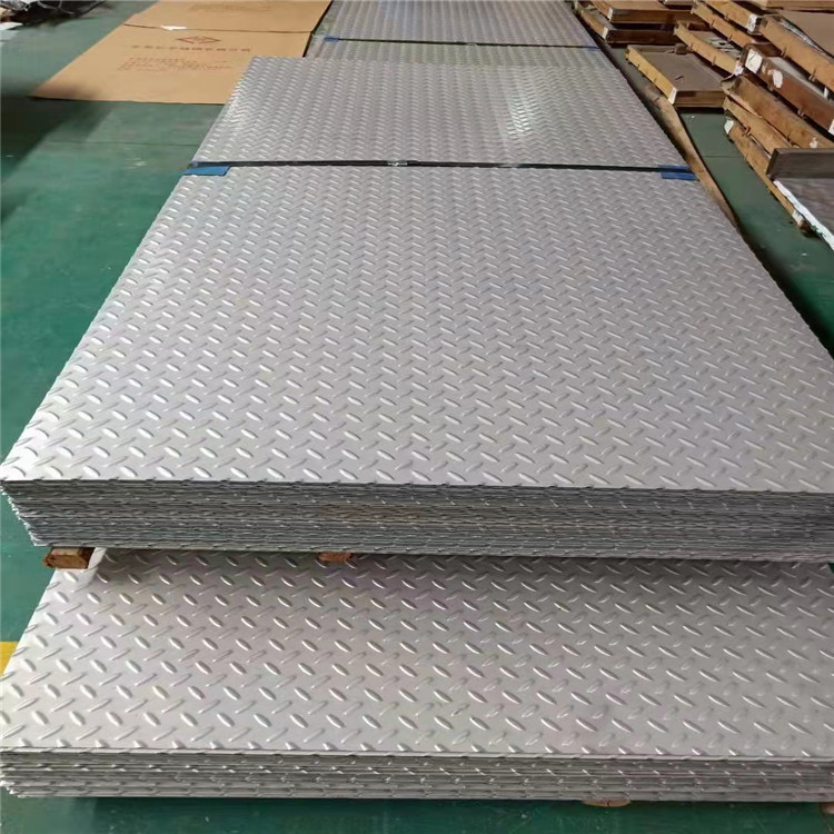 Q235 Ss400 A36 Checkered Steel Plate Hot Rolled Diamond Stainless Checkered Steel Sheet for Ship Plate 2mm 10mm Thickness