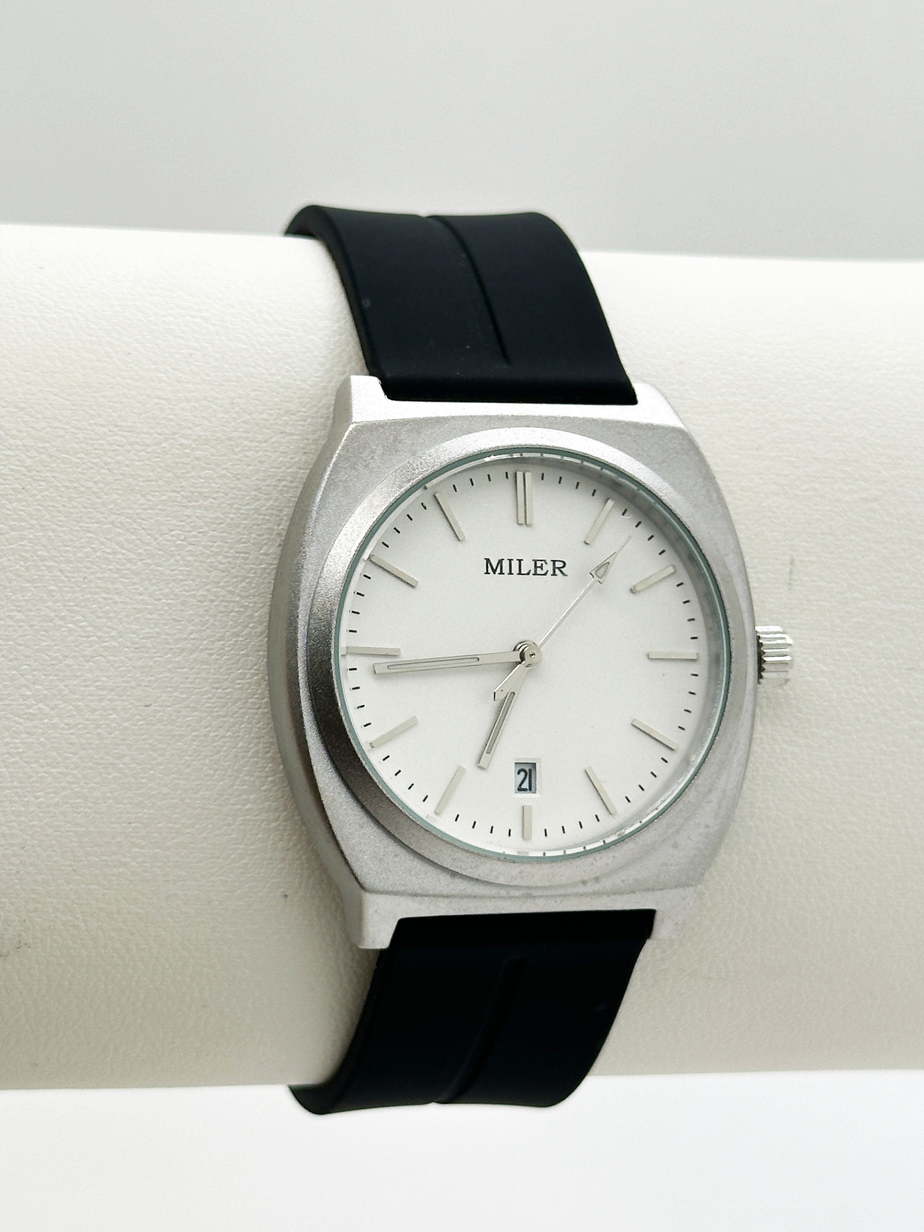 Wholesale Custom Logo Silicone Strap Watches With Buckle Clasp Water Resistant To 30 Meters