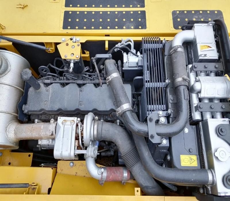 Preowned Crawler Excavator PC200 Komatsu Used With 6 Cylinders