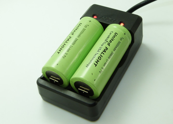 Short Circuit Protected 18650 Smart Battery Charger For Lithium Ion Battery