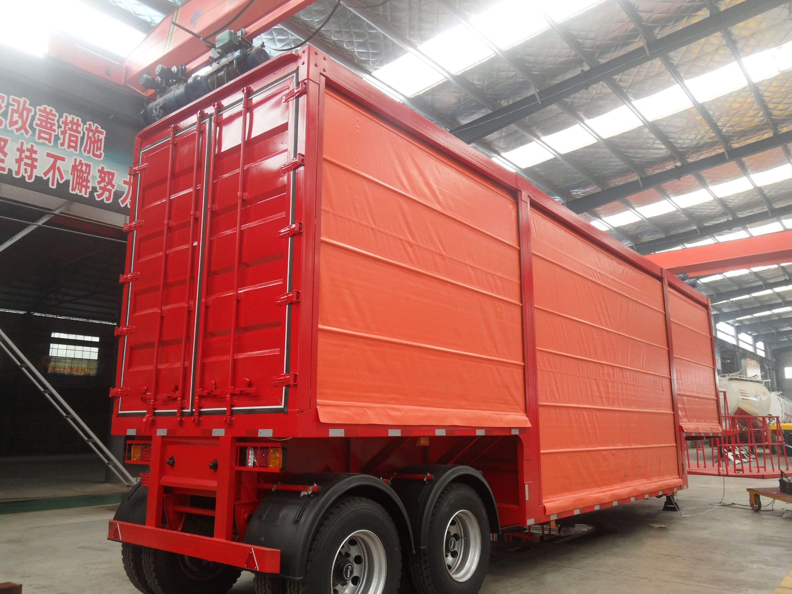 Customised 3 Axles Curtain Side Cargo Trailer for Smooth and Safe Transportation