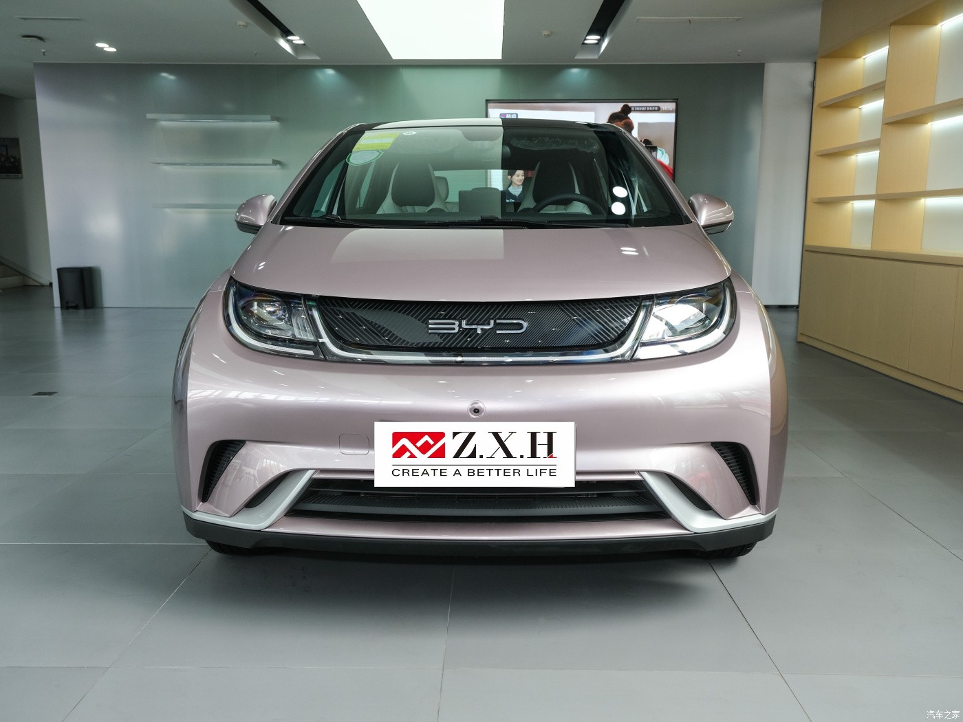 The China-made five-door five-seat new-energy hatchback BYD Dolphin has a range of 405 kilometers used car