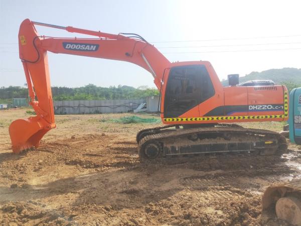 Buy cheap Secondhand Crawler Excavator Doosan Dh220LC-7, Used Digger 220, 100% Original Without Any Repair, Used Construction Machine in Good Working Condition from wholesalers