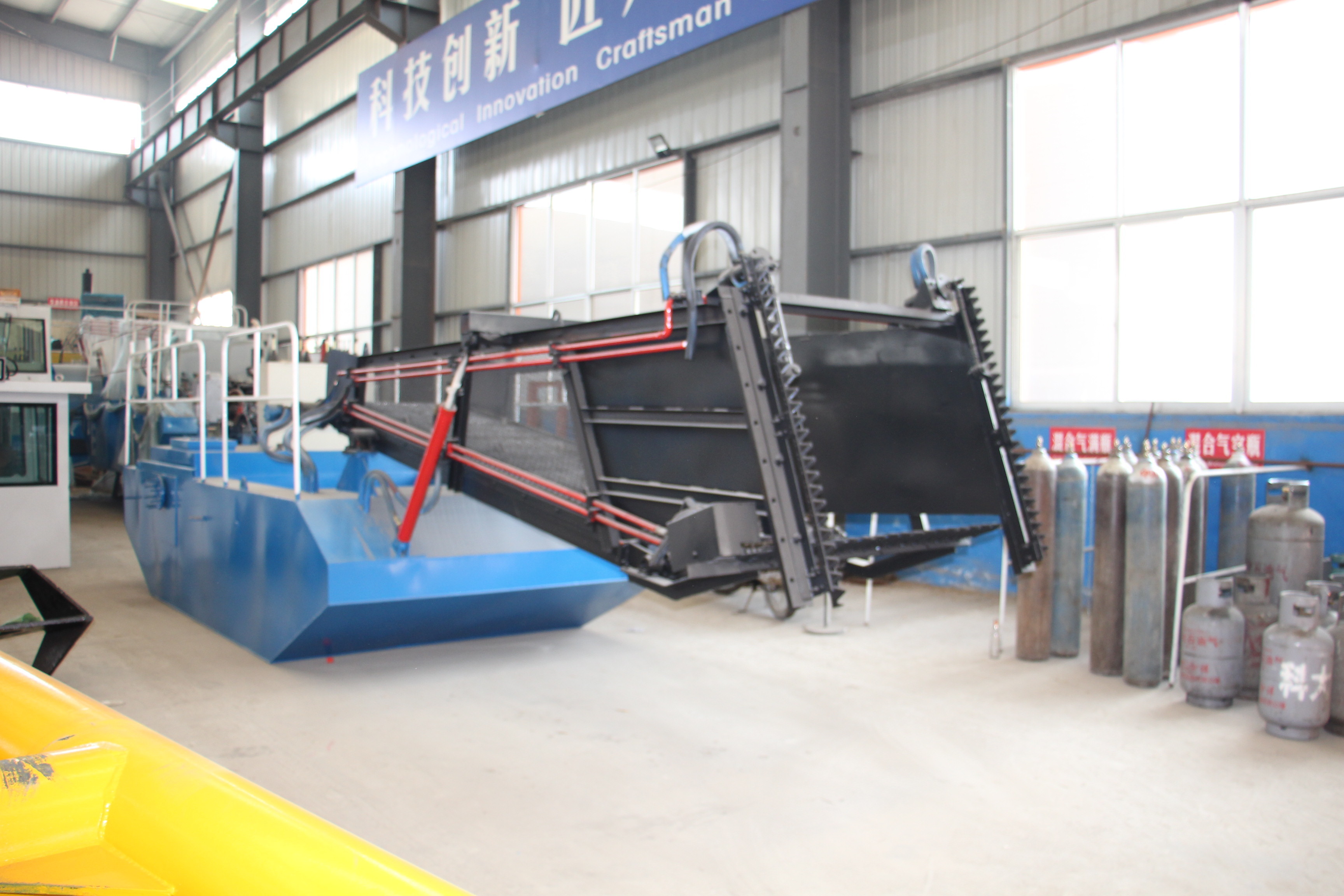 Head Dredging Brand Aquatic Weed Harvester Boat With Big Capacity For River Herb Collection And Transportation