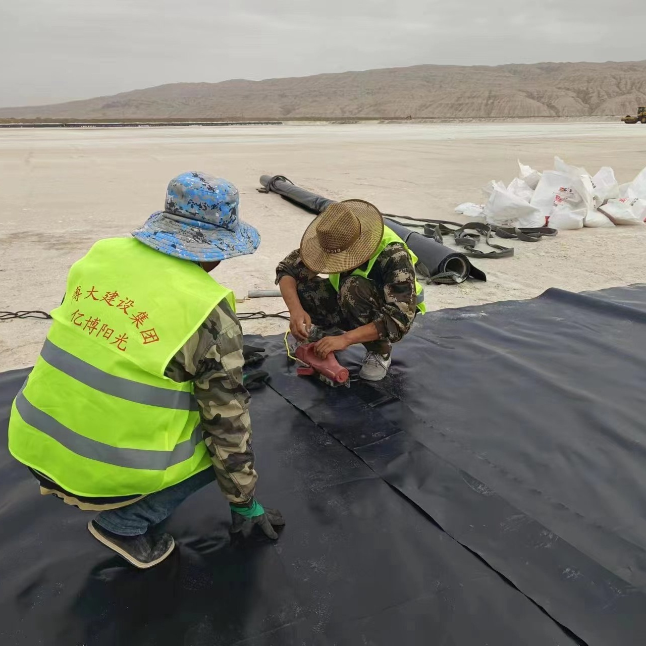 Industrial Design Style SSS HDPE Geomembrane for Fish Farms and Landfill Applications