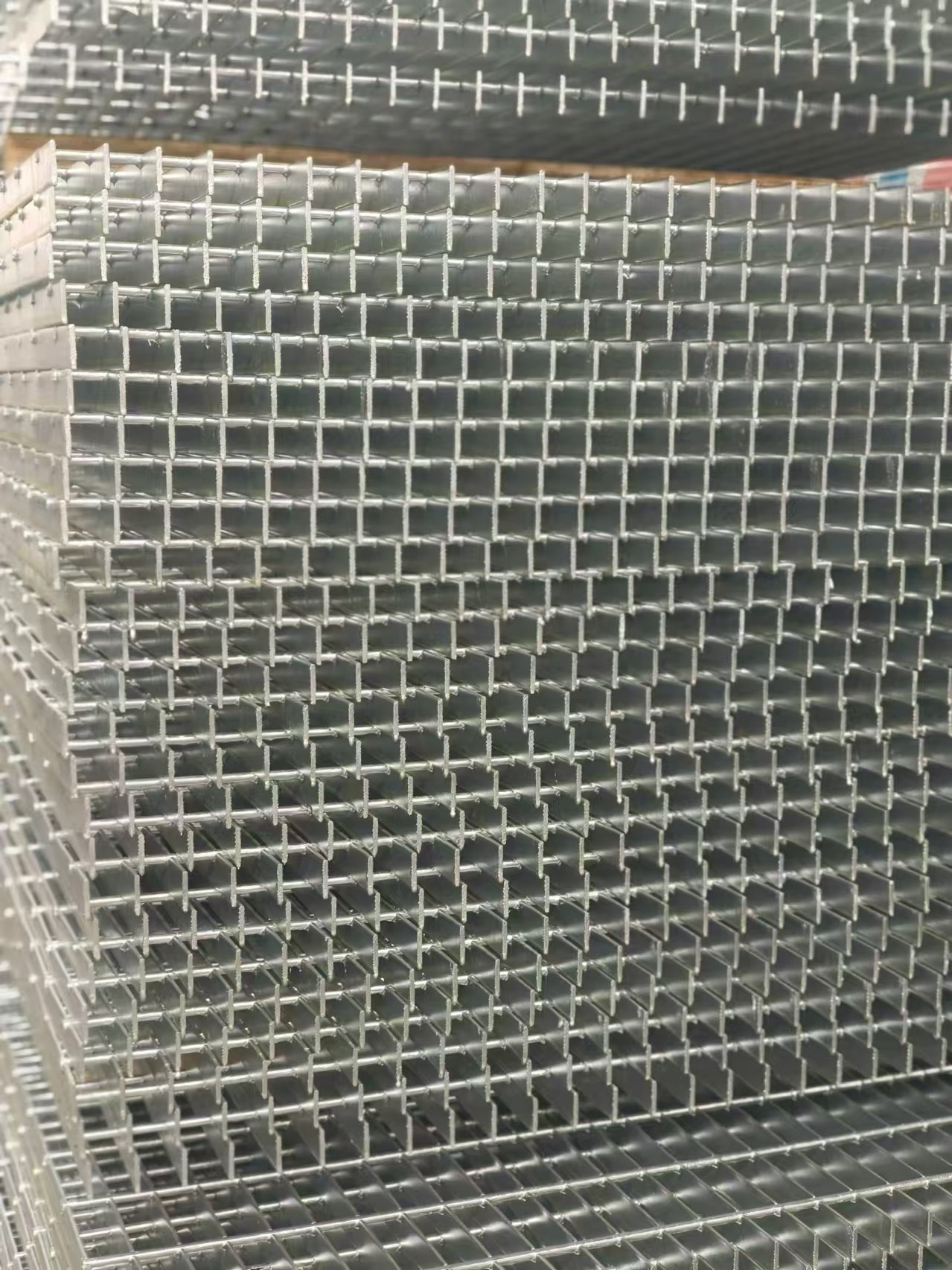 About the zigzag steel grating used in the machining shopNon-slip light weight