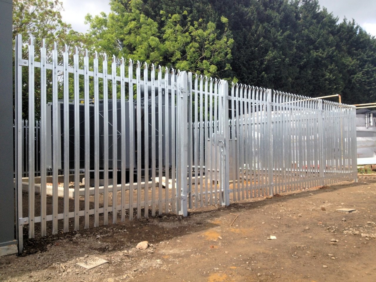 Single Pointed 2.4m Galvanised Steel Palisade Fencing For Security