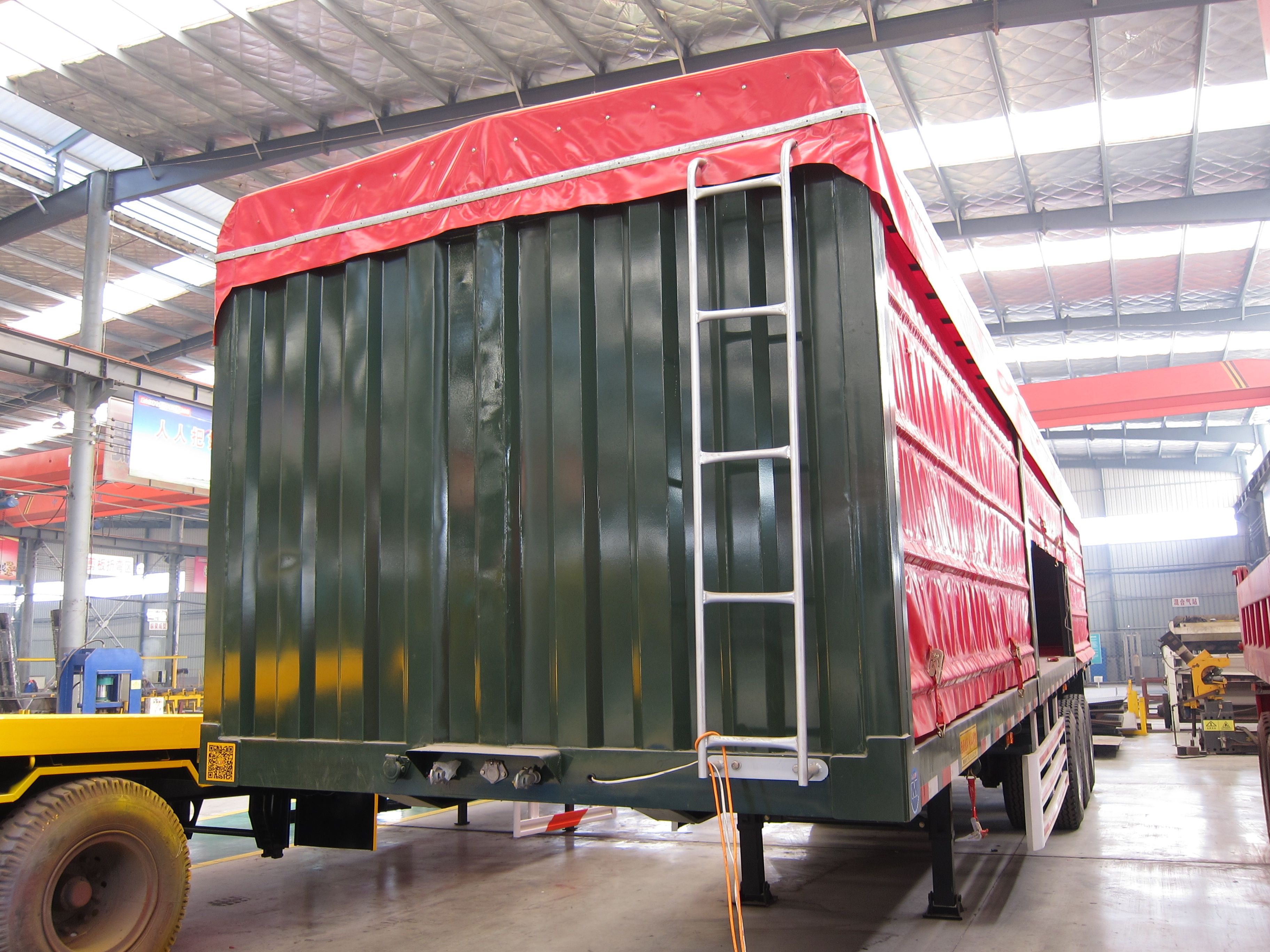 Customised 3 Axles Curtain Side Cargo Trailer for Smooth and Safe Transportation