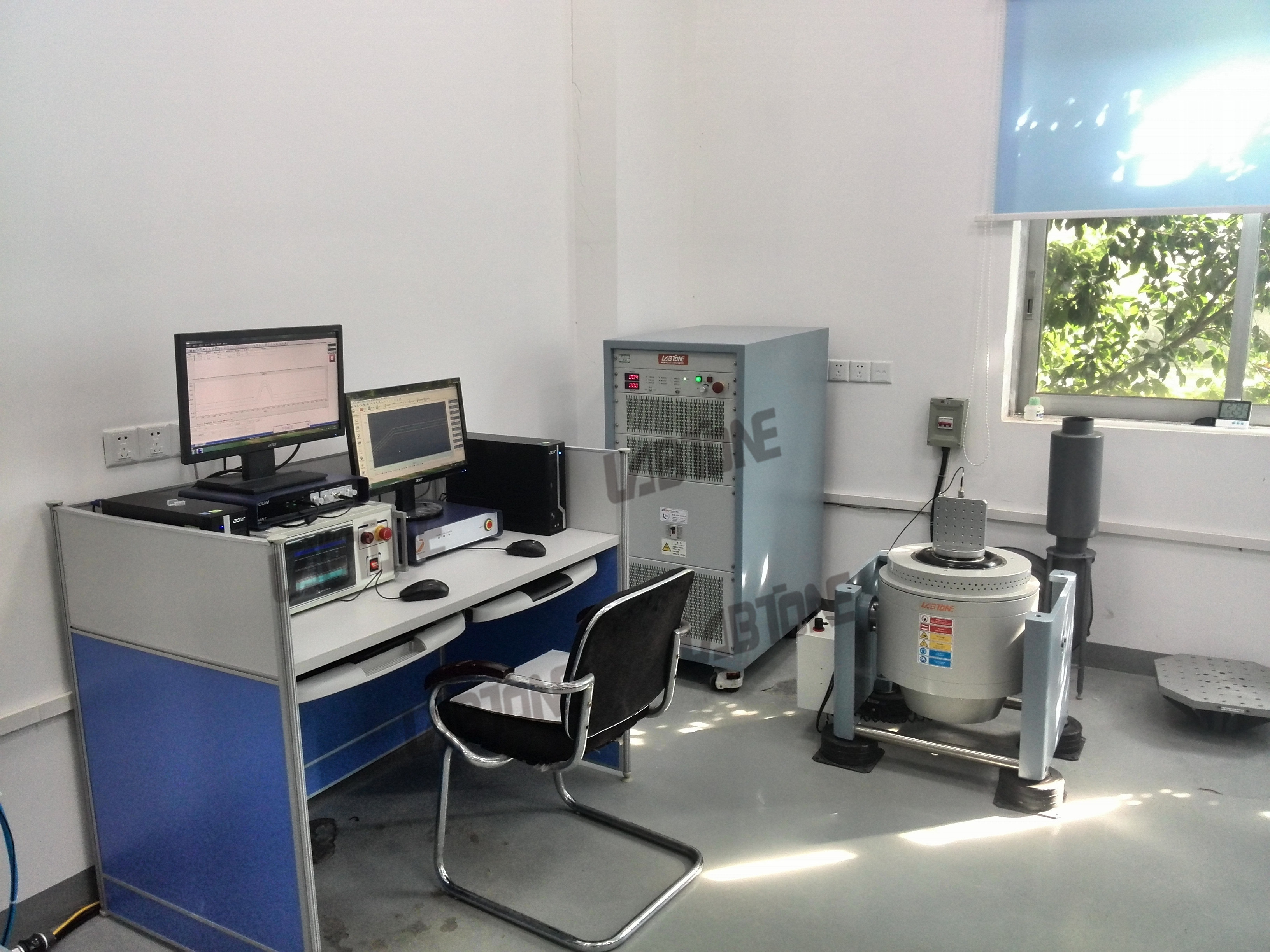 3-Axis Vibration Testing Machine With Head Expander And Vibration Controller