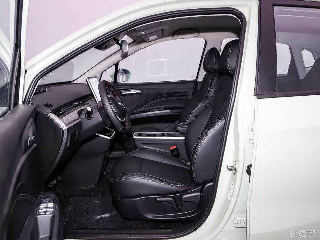 China designed Nezha V 400 Pro new energy vehicle, spot sales