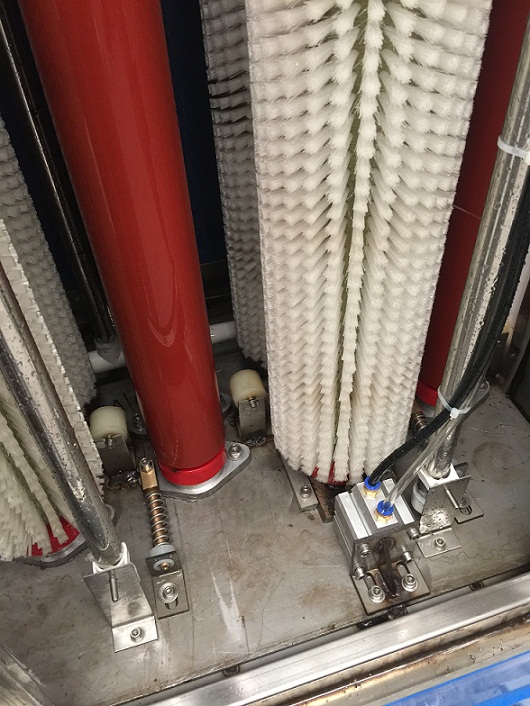 Vertical glass washing machine