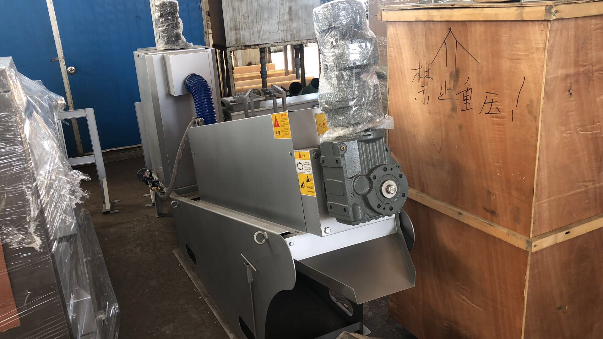 45m3/h Screw Sludge Dewatering Machine , Carbon Steel Dewatering Screw Press Machine