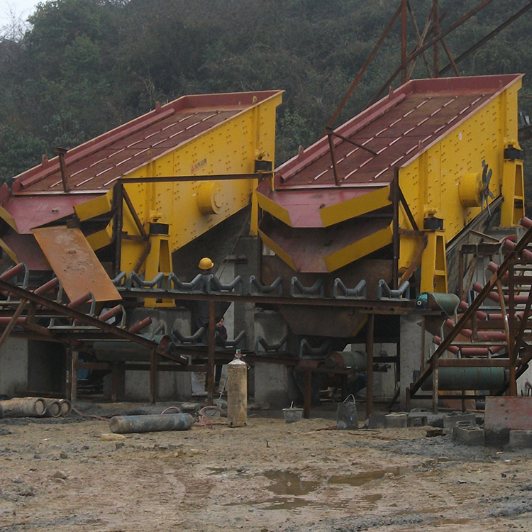 High Frequency 4 Deck Vibrating Screen Machine 60 TPH Industrial