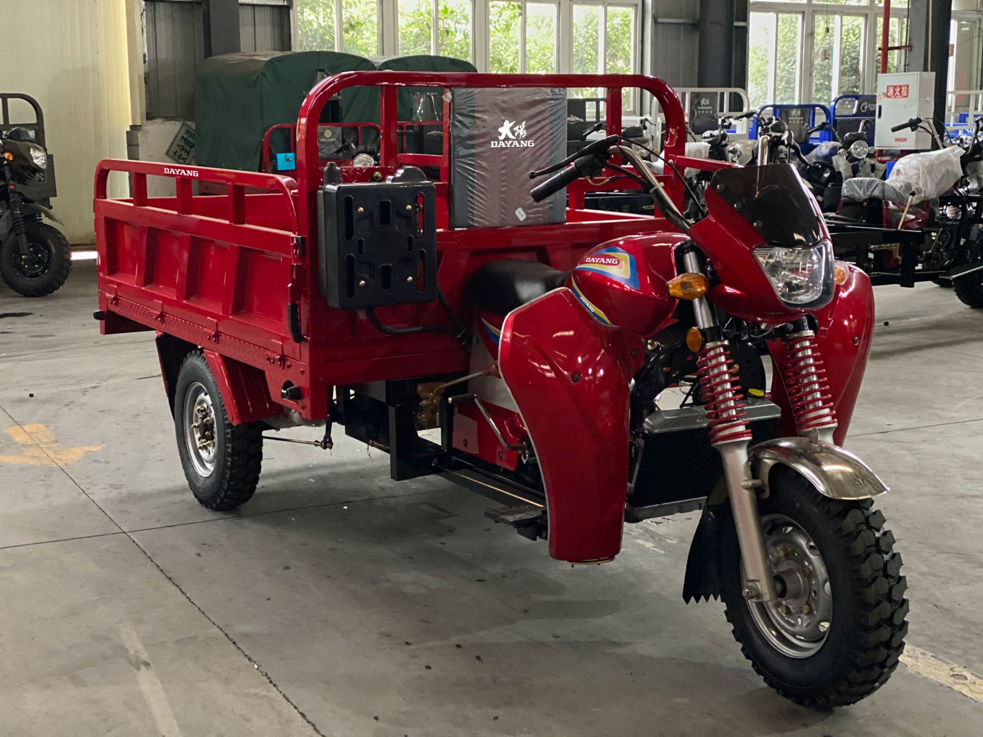 300cc Water Cooled Cargo Tricycle with 2.2*1.4m Cargo Box Size and Power Battery Engine