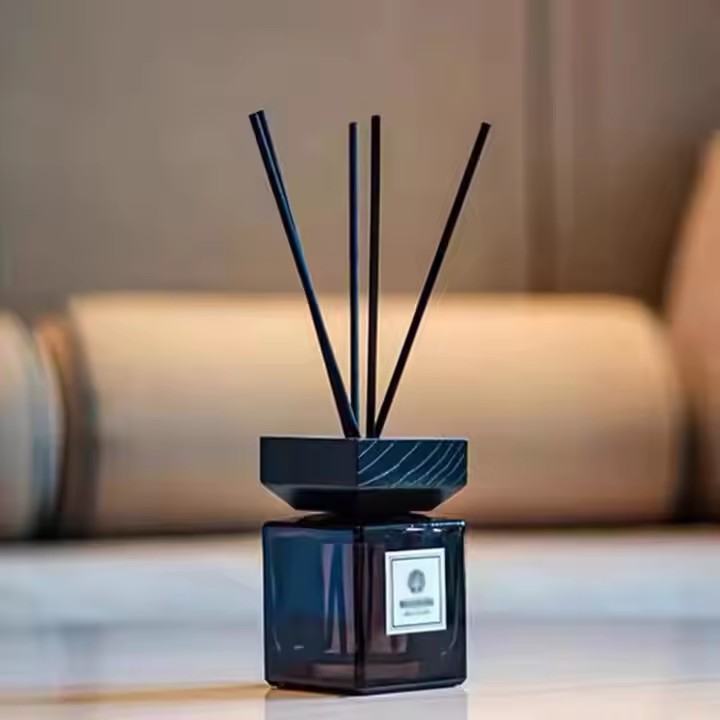 New Style Empty Square Aromatherapy Bottle with Lid High-Value Home Decorative Ornament