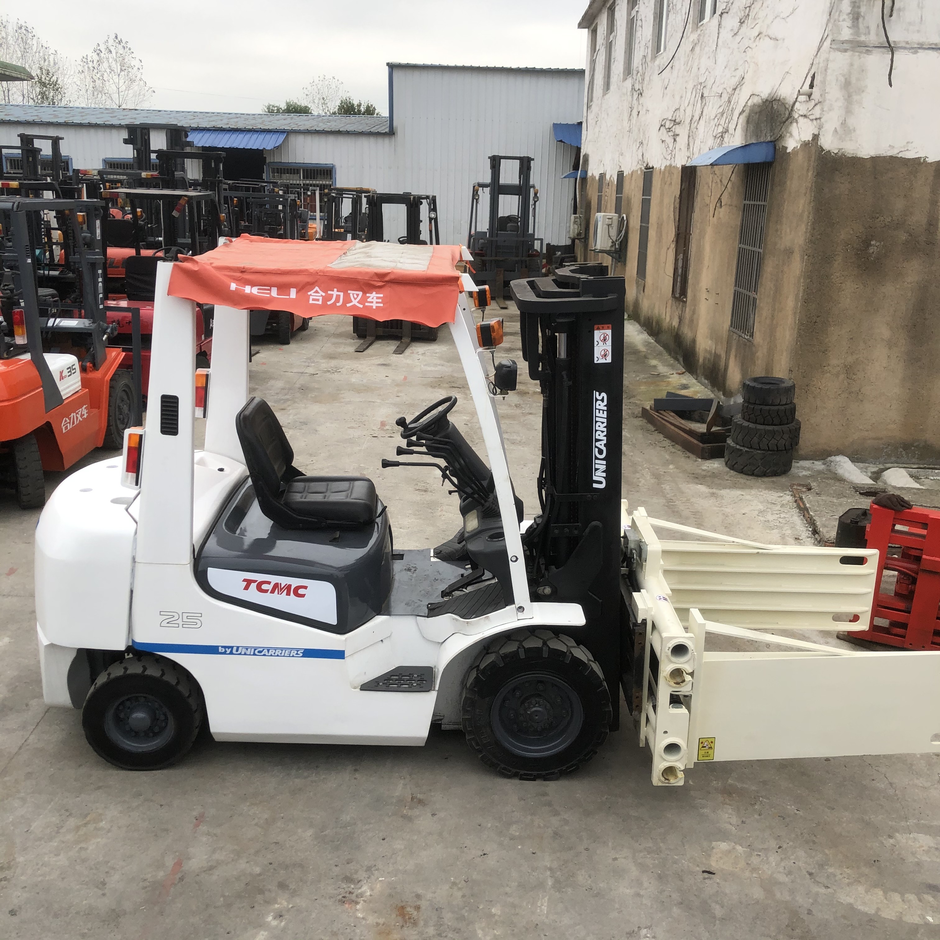 Japan TCM 25 2.5Tons 3Meters Forklift With Clamp White TCM Lifting Machine