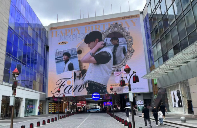 P2.5 Square Outdoor Advertising Waterproof Full Color HD LED Die-Casting Aluminum Screen