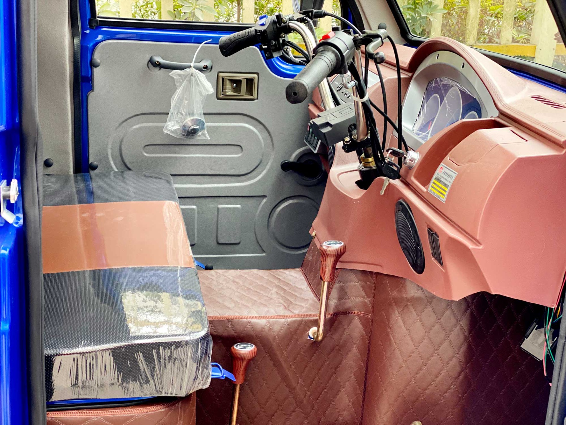 Large Cargo Box 2.4m*1.3m Closed Cab Tricycle XK3 Fuel Gasoline for Cargo and Passenger