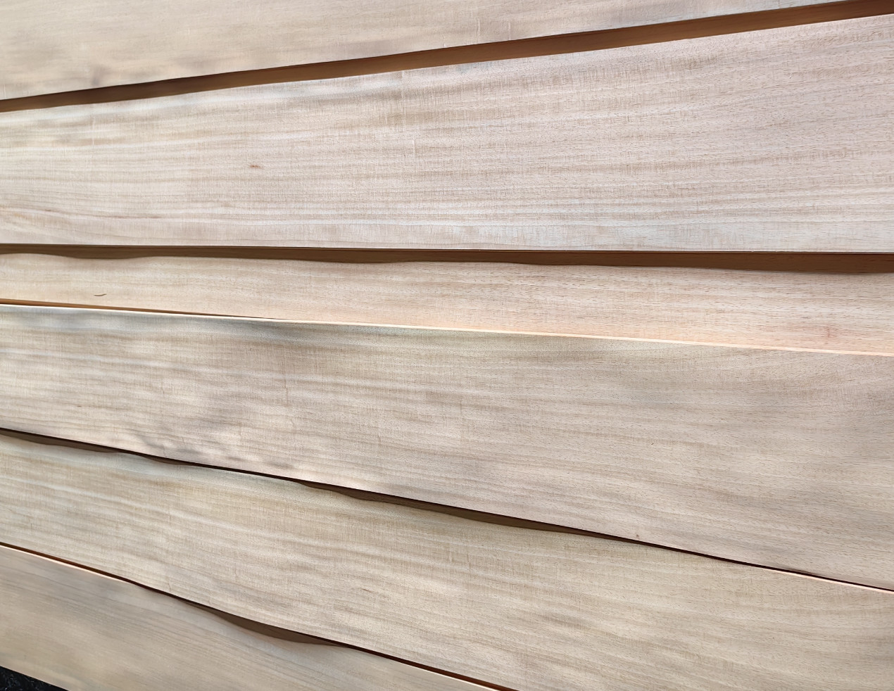 Rubber Wood Veneer Width 9cm-35cm For Wall Decoration / Doors And Windows